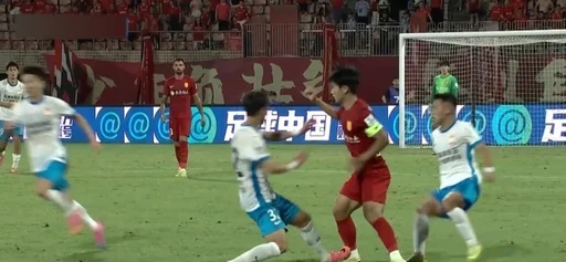 西海岸落后且少打一人,丁海峰亮鞋钉踩踏向余望被直红罚下